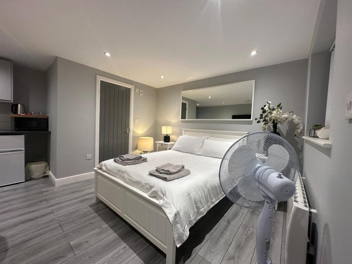 Modern Luxury Private Detached 1 Double Bedroom - Super Fast Wifi * Luton (Bedfordshire)