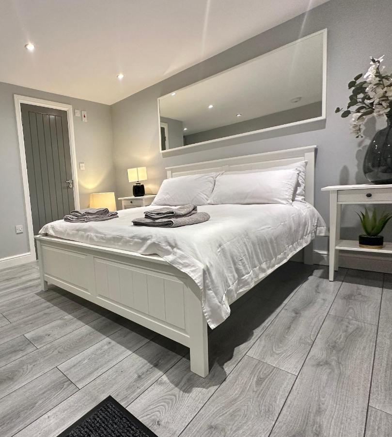 Modern Luxury Private Detached 1 Double Bedroom - Super Fast Wifi Luton (Bedfordshire)