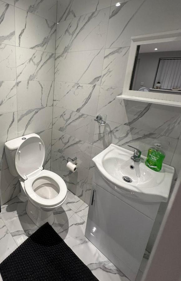Modern Luxury Private Detached 1 Double Bedroom - Super Fast Wifi Luton (Bedfordshire)